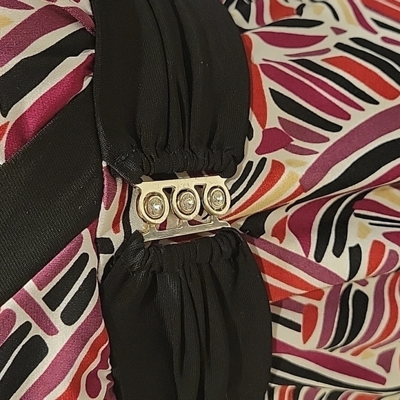 HEART Soul printed vneck top. Size M.  Silky smooth material. Nice design. - Picture 5 of 7